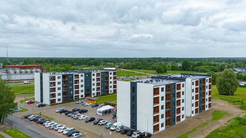 Jelgavā atklāts otrais zemas īres maksas daudzdzīvokļu nams